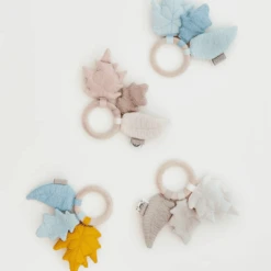 Cam Cam Copenhagen Rammelaar, Bladeren Met Esdoornhouten Ring - Natural -Kinderspeelgoed cam cam copenhagen rammelaar bladeren met esdoornhouten ring natural a369665 2