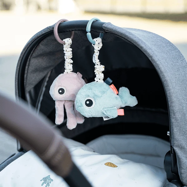 Done By Deer ™ Activity Toy ToGo Friend Kwal, Roze 2 Done By Deer ™ Activity Toy ToGo Friend Kwal, Roze - Afbeelding 2