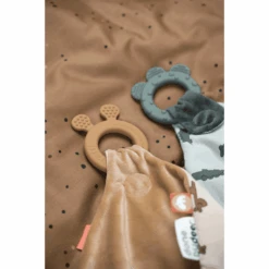 Done By Deer ™ Knuffeldoekje Met Bijtring Raffi, Mosterdgeel 7 Done By Deer ™ Knuffeldoekje Met Bijtring Raffi, Mosterdgeel -Kinderspeelgoed done by deer knuffeldoekje met bijtring raffi mosterdgeel a302619 2