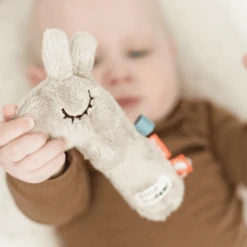 Done By Deer ™ Rammelaar Piepende Grijper Lalee Sand -Kinderspeelgoed done by deer rammelaar piepende grijper lalee sand a373496 4