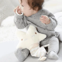 FEHN Muziekdoos Ster Met Muts - Baby Love -Kinderspeelgoed fehn muziekdoos ster met muts baby love a134074 4