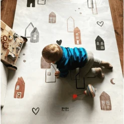 Gugu The Hero Natuurrubbermat Scandi Town 118 X 180cm -Kinderspeelgoed gugu the hero natuurrubbermat scandi town 118 x 180cm a401437 3