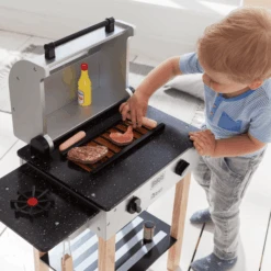 Howa® Kinderbarbecue Max Met Houten Accessoires 7 Howa® Kinderbarbecue Max Met Houten Accessoires -Kinderspeelgoed howa kinderbarbecue max met houten accessoires a268365 2
